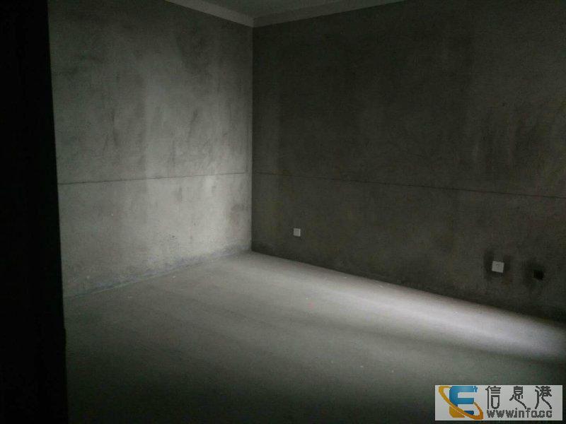 香颂小镇毛坯小三房低价出售