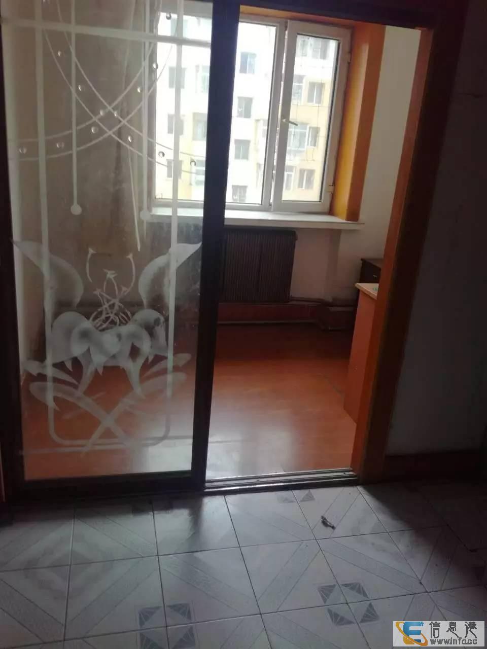 英子 江边早市 五楼45平二屋一橱双床衣柜电视450半年交