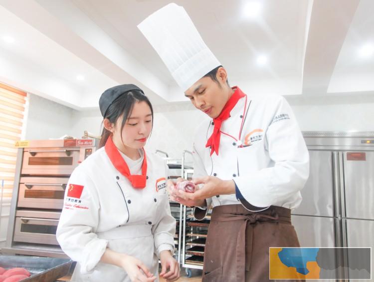 女生学西点培训来杭州新东方