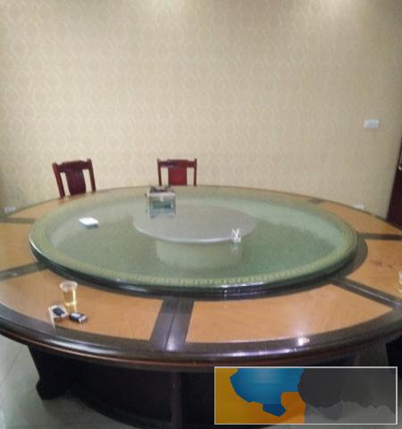 九成新的饭店餐桌