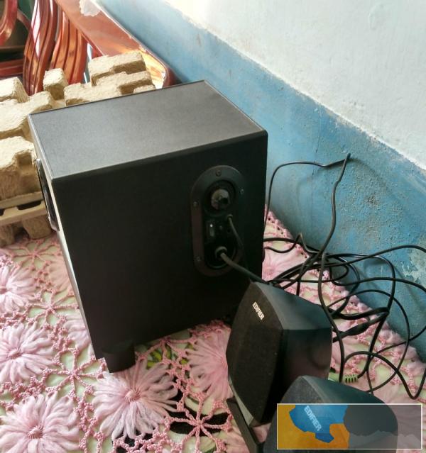 95成新漫步者音箱