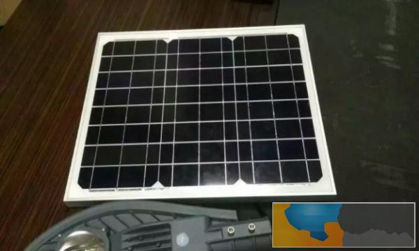 新款墙体屋檐悬挂式无灯杆太阳能路灯