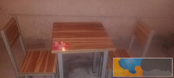 低价转让快餐店桌椅100元