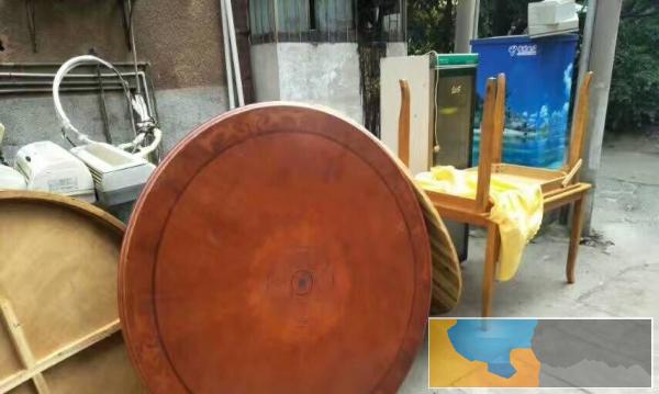 餐馆大圆桌配6个椅子,一套300元,可接小刀 8、9成新,先