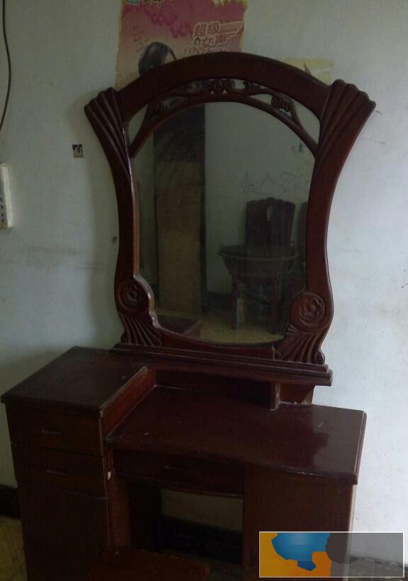 实木梳妆台一套 梦之家1.5米床垫三床 凉菜玻璃柜和大锅一个