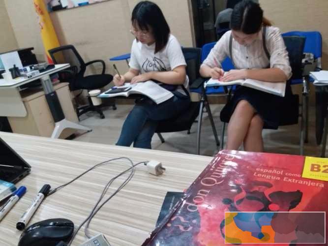 重庆专业西语培训 重庆新泽西国际力帆西班牙教练组口译老师授课