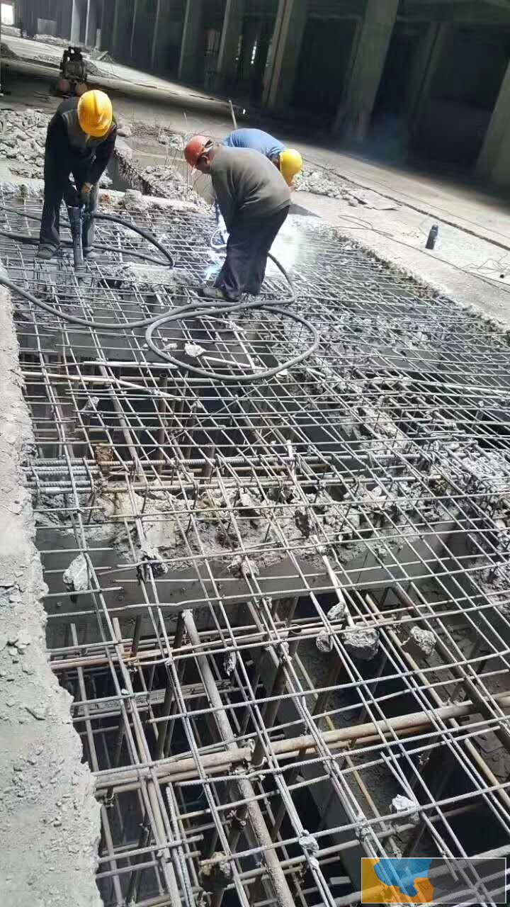 峨眉山破碎路面楼梯 开门洞