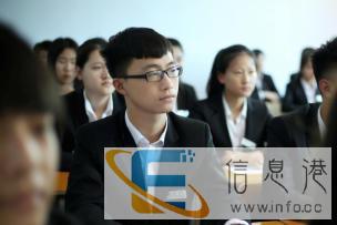 同学在这学了10个月的平面设计，零基础竟然换来了年