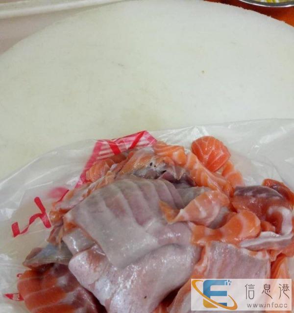 新鲜的三文鱼，鸡架子，等狗狗美毛，补钙美食，送货上门