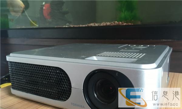 二手家用办公投影仪 东芝xd2000色彩好 效果可以