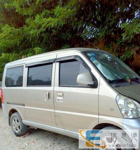 7座位五菱面包车