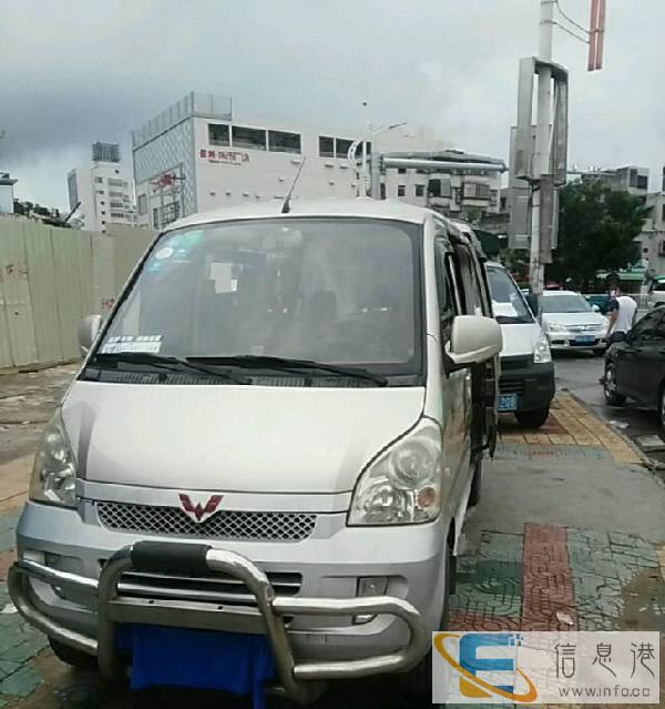 五菱荣光七座位面包车