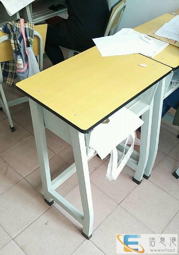 两块白板 上课桌椅 10套 小型饮水机 花盆出售