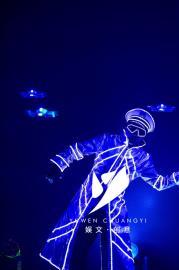 Louis 娱文创意 无人机机械臂表演，航拍空投彩烟横幅