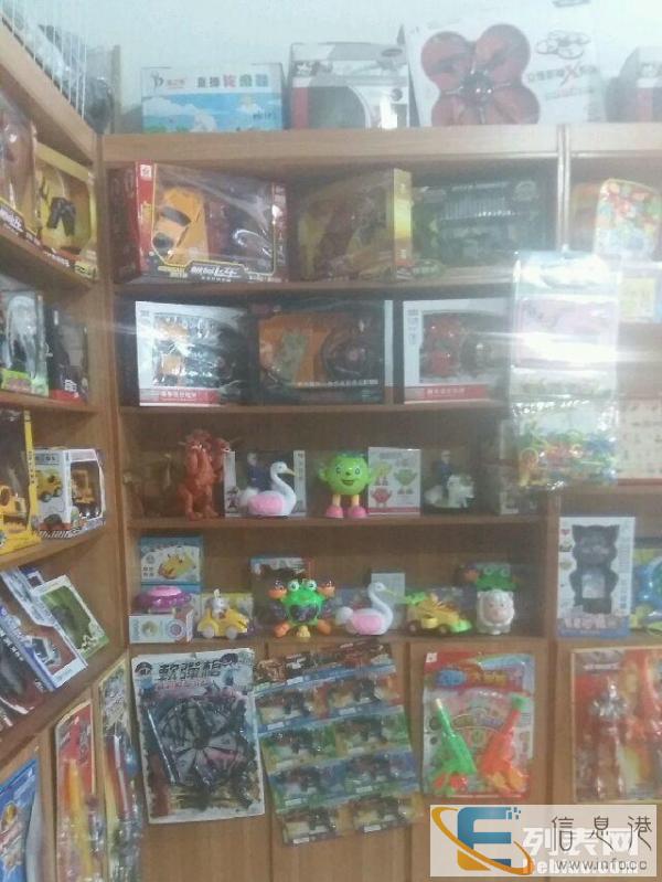 出售九成新三四层实木货柜，书架