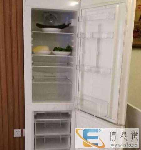 自家的别墅里所有的实木床/餐桌/LED电视/冰箱