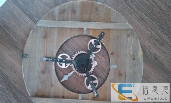 仿古铁木结合钟表