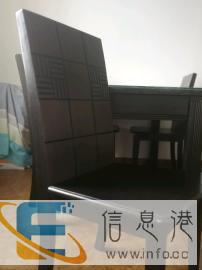 木制餐桌加四把靠背椅子