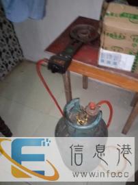 一罐煤气加灶头和新买的锅