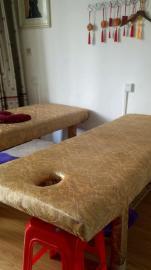 有六张八成新实木按摩床出售