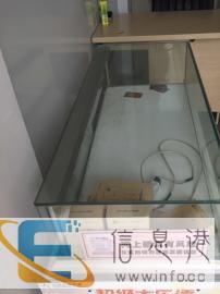 带LED灯的玻璃展示柜