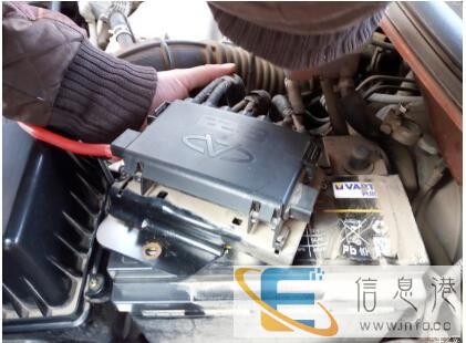 昭阳区24小时免费上门安装更换汽车电瓶瓦尔塔骆驼电瓶