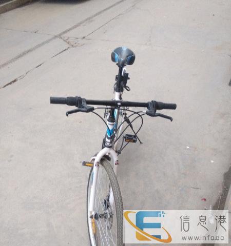 蓝白色变速自行车