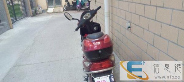 九成新爱玛电动摩托车