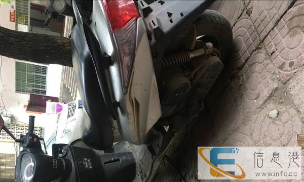 转让一辆很新的寻鹰摩托车,发动车是巧格的,原价4800