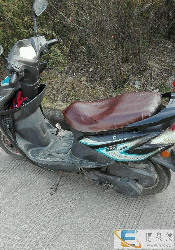 自己骑的踏板摩托车