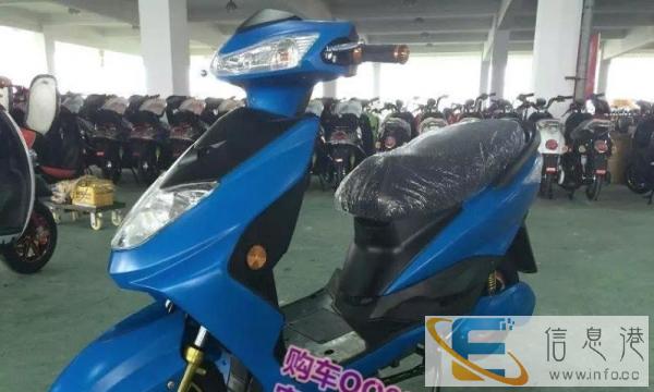 玫红色的大阳电动轿车