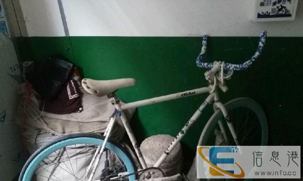 白色特技自行车